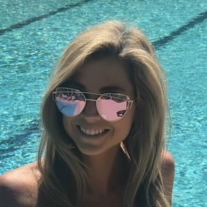 Meet your Posher, Chanel